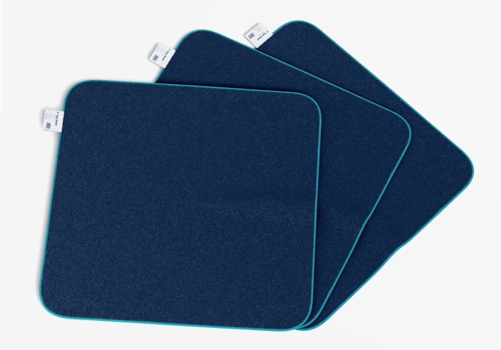 Trois serviettes démaquillantes de couleur bleue