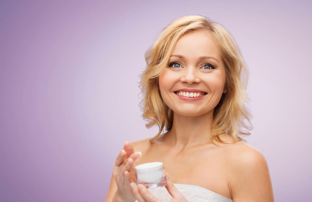 La crème anti-âge Clarins est un produit de soin de la peau populaire qui vise à réduire les signes du vieillissement 