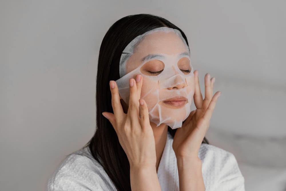 femme utilisant un masque pour soin du visage
