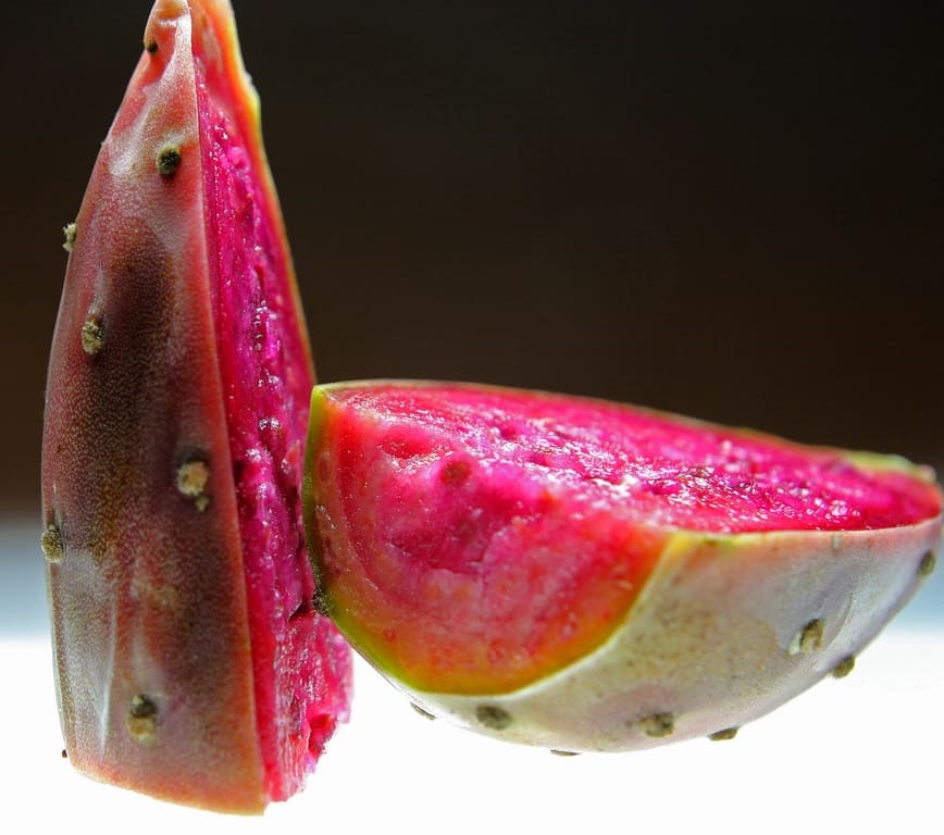 zoom sur une pitaya coupée en morceaux
